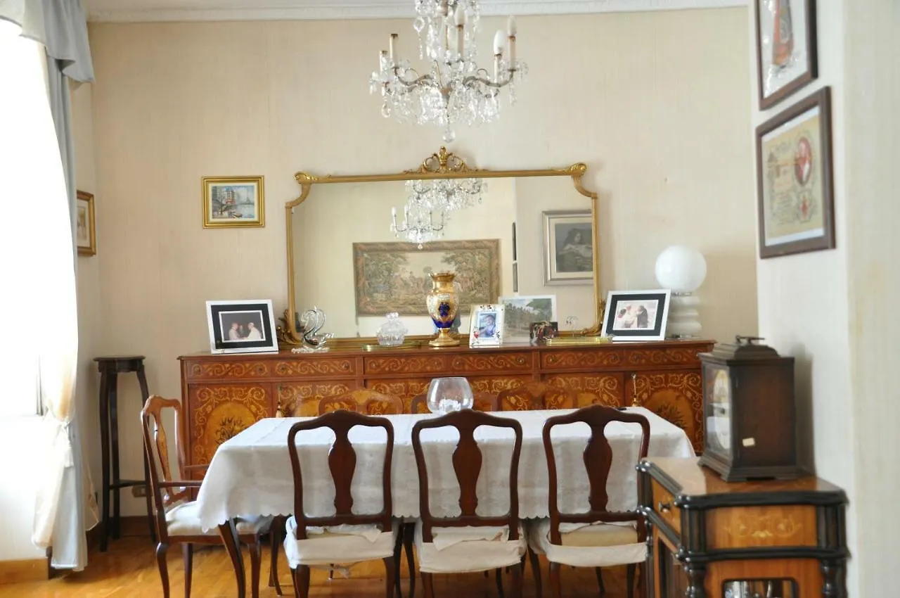 The Queen'S Coffer Rom